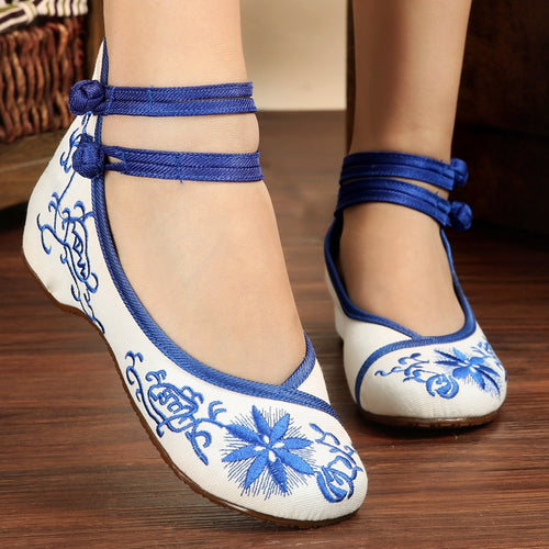 Geborduurde vrouwelijke nationale wind geborduurde schoenen, oude stoffen schoenen uit Peking, vierkante dans, middelbare leeftijd