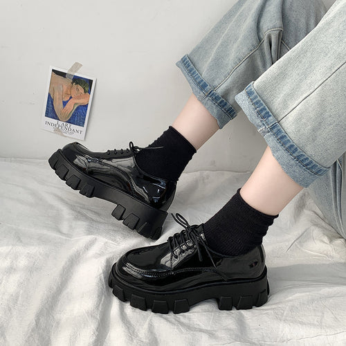 Vrouwelijke zwarte leren schoenen
