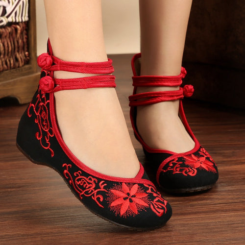 Geborduurde vrouwelijke nationale wind geborduurde schoenen, oude stoffen schoenen uit Peking, vierkante dans, middelbare leeftijd