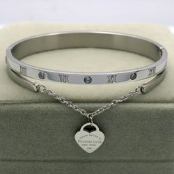 Design Luxury Brand Bracelet for Women Hanging Heart Label Forever Love